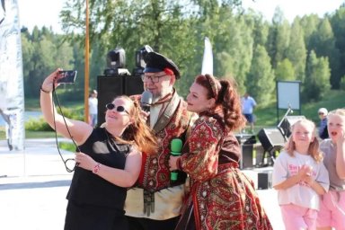 Петр и Марина Суховы наполнили Мирный песнями в честь основания космодрома Плесецк и Дня города